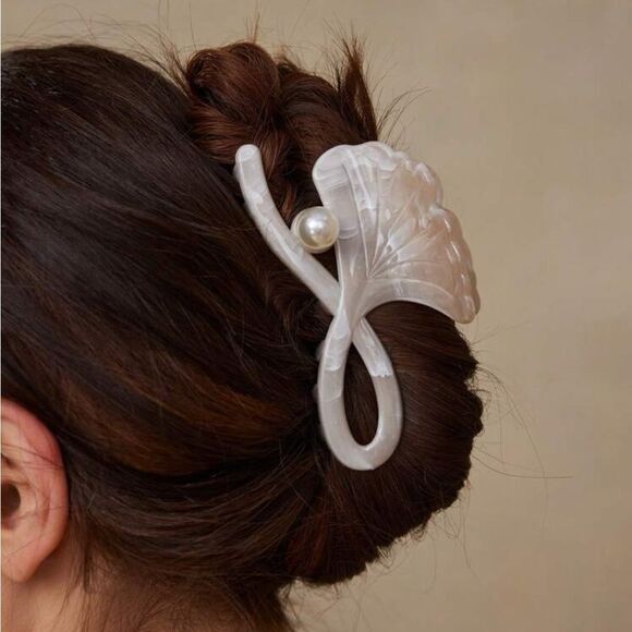 Elegant Cream Hair Clip A1238 - Picture 1 of 5
